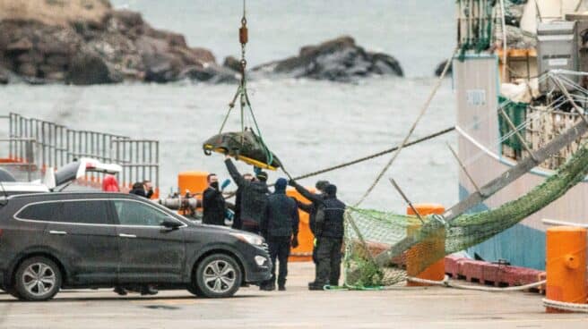 Llegan a puerto los supervivientes y siete cuerpos del Villa de Pitanxo