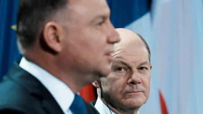 El canciller alemán Olaf Scholz (R) y el presidente polaco Andrzej Duda (L) asisten a una conferencia de prensa conjunta antes de una reunión del Triángulo de Weimar