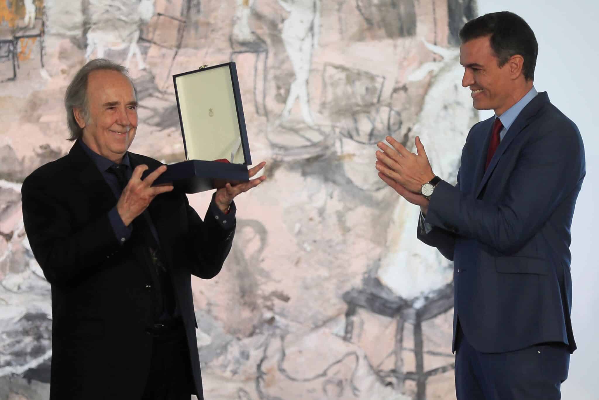 El presidente del Gobierno, Pedro Sánchez, durante el acto de imposición de la Gran Cruz de la Orden Civil de Alfonso X el Sabio a Joan Manuel Serrat