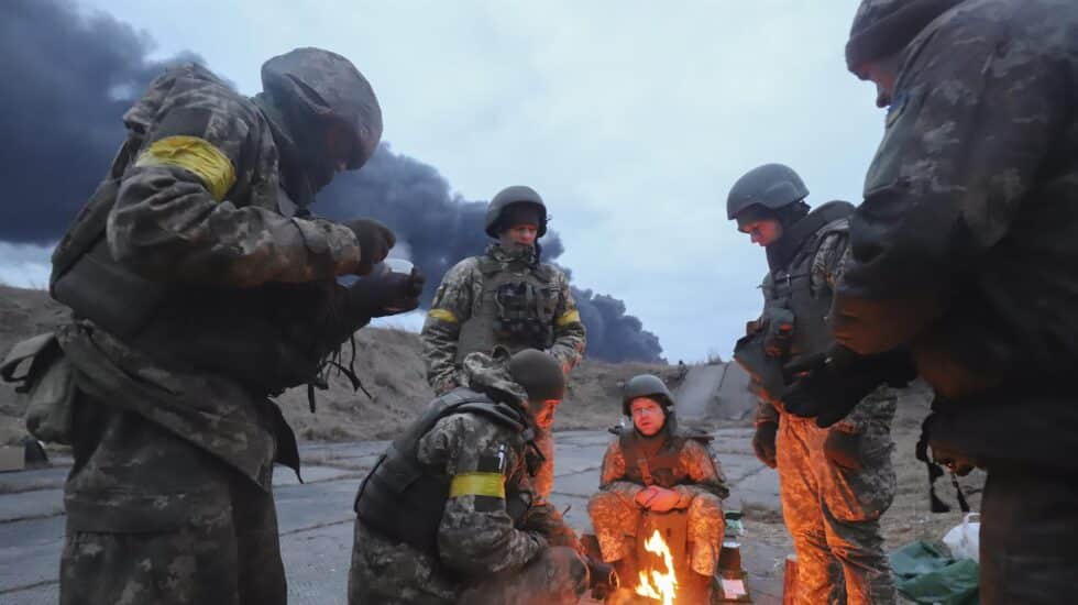 Soldados ucranianos se calientan en una hoguera en las inmediaciones de Kiev.