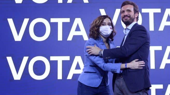 Mitin de cierre de la campaña en Valladolid El presidente del PP, Pablo Casado junto a la presidenta de la Comunidad de Madrid, Isabel Díaz Ayuso, se saludan en el acto de cierre de campaña