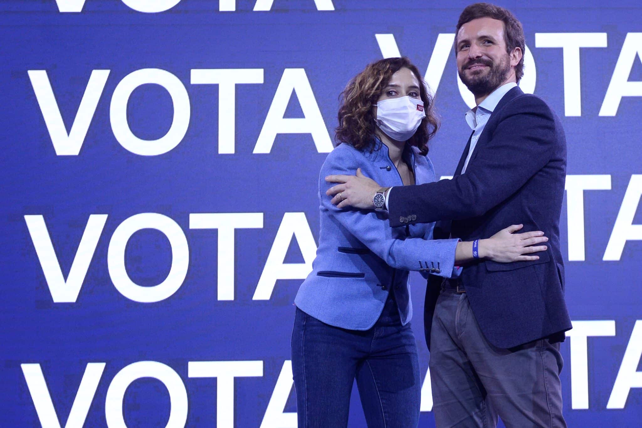 El presidente del PP, Pablo Casado junto a la presidenta de la Comunidad de Madrid, Isabel Díaz Ayuso, se saludan en el acto de cierre de campaña