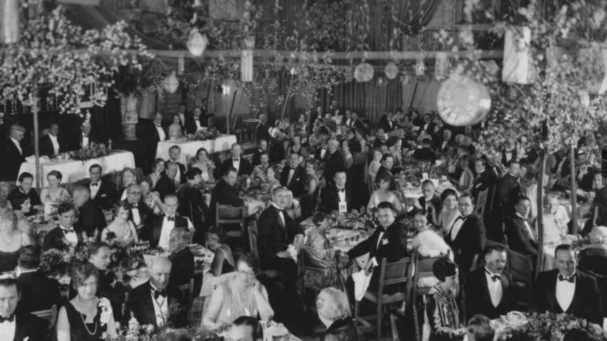Imagen en blanco y negro de miles de estrellas sentadas en el hotel Roosvelt de Los Angeles preparados para recibir los premios Óscar el 16 de mayo de 1929.