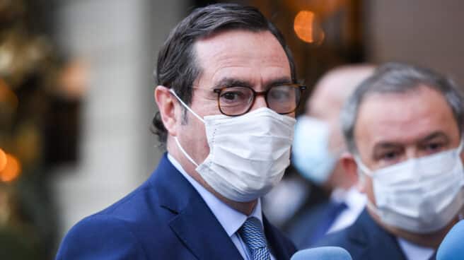 El Gobierno da 48 horas a la CEOE para decidir sobre la subida del salario mínimo El presidente de la CEOE, Antonio Garamendi, responde a los medios a su llegada a un desayuno informativo.