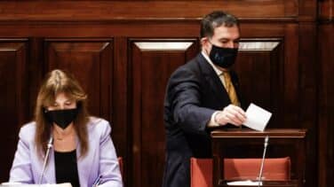 El Parlament asume el cese de Juvillà entre escenificaciones del independentismo