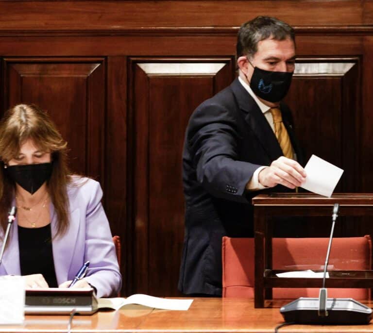 El Parlament asume el cese de Juvillà entre escenificaciones del independentismo
