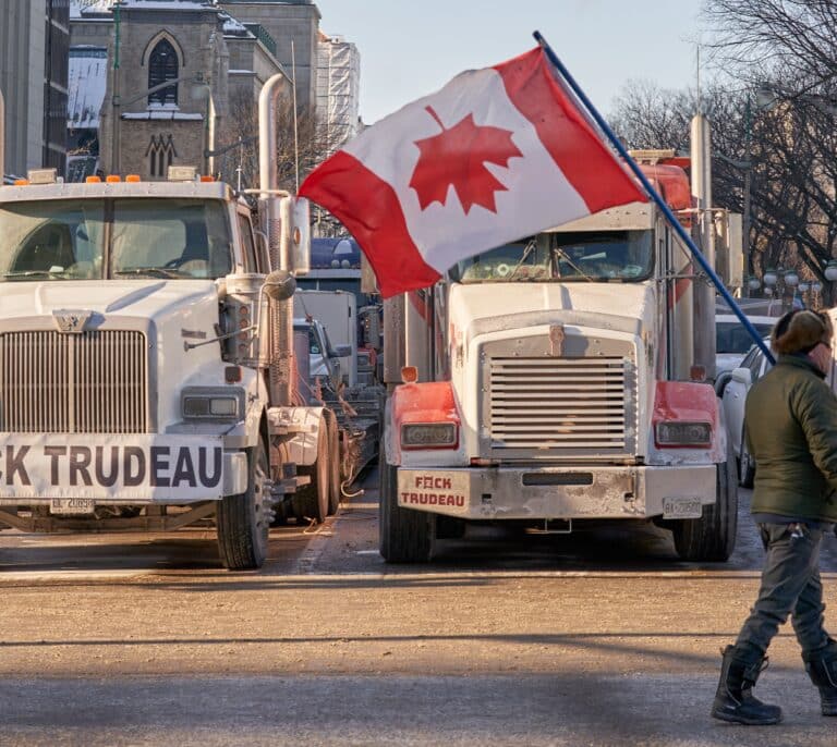 Camioneros antivacunas en guerra contra el liberal Trudeau en Canadá