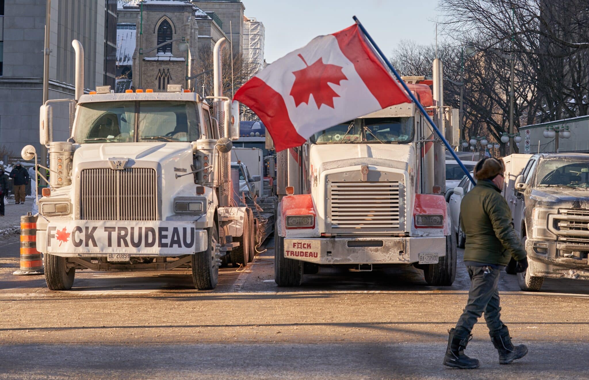 Varios camiones marchan por Ottawa en protesta por las normas impuestas por el primer ministro liberal, Justin Trudeau