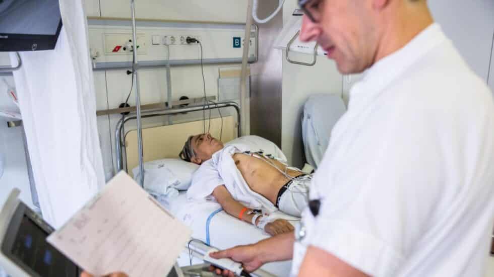 Un enfermero hace un electrocardiograma en el Hospital de la Santa Creu i Sant Pau.