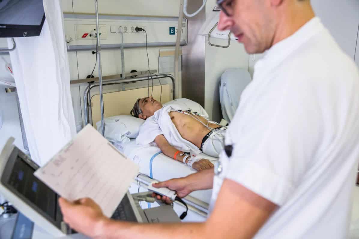 Un enfermero hace un electrocardiograma en el Hospital de la Santa Creu i Sant Pau.
