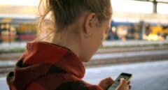 Los adolescentes cada vez usan más el móvil pero el 30% de los padres no sabe educarles en su uso