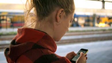 Los adolescentes cada vez usan más el móvil pero el 30% de los padres no sabe educarles en su uso