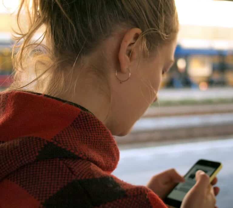 Los adolescentes cada vez usan más el móvil pero el 30% de los padres no sabe educarles en su uso