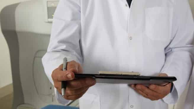 Un estudio confirma que Evusheld reduce el riesgo de muerte y enfermedad grave por Covid en pacientes vulnerables Un médico con una carpeta.