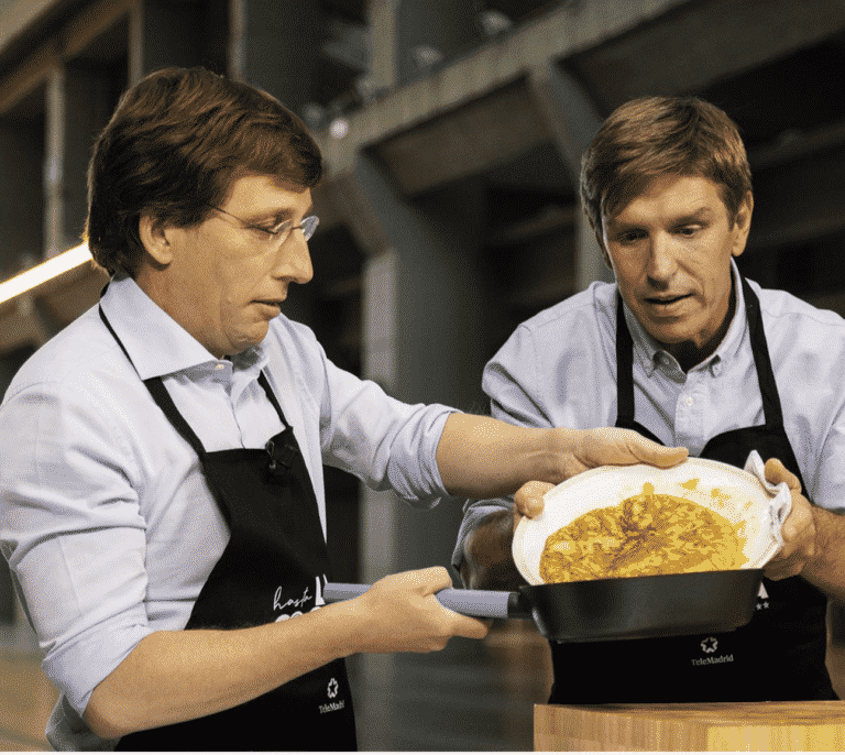 Almeida aprende a cocinar con El Cordobés una tortilla de patata en un programa de Telemadrid este viernes
