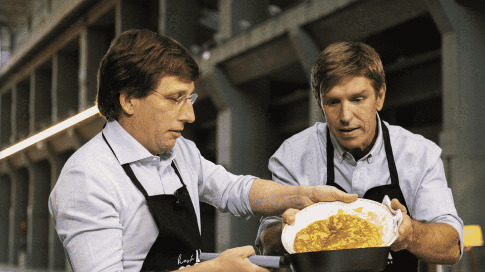 Almeida aprende a cocinar con El Cordobés una tortilla de patata en un programa de Telemadrid este viernes Martínez Almeida cocina con El Cordobés
