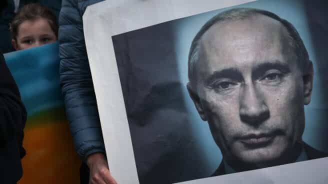 Cadena por la paz en Ucrania Un cartel de Putin en una manifestación en Lisboa