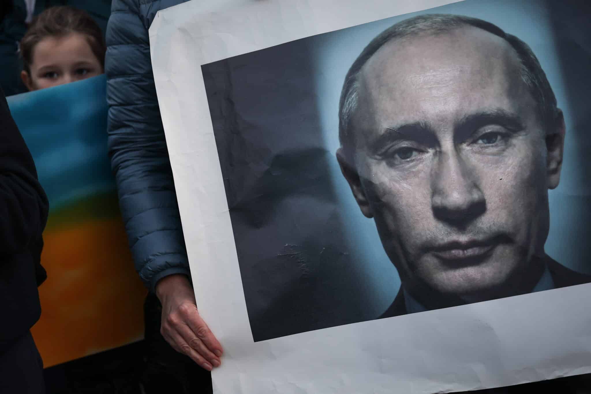 Un cartel de Putin en una manifestación en Lisboa