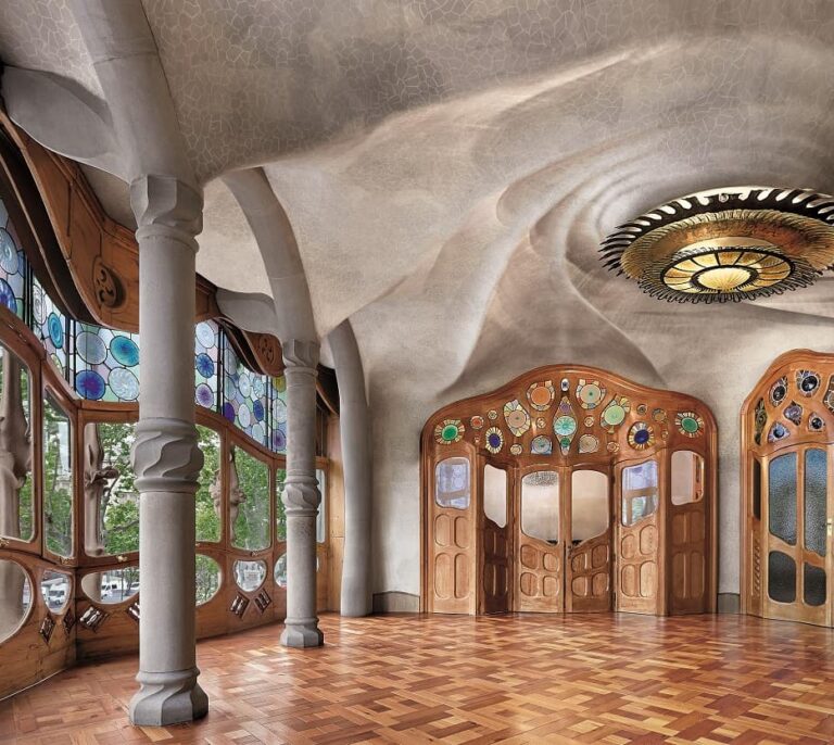 Arte en venta: las puertas de Gaudí que puedes comprar en Wallapop por 10.000 euros