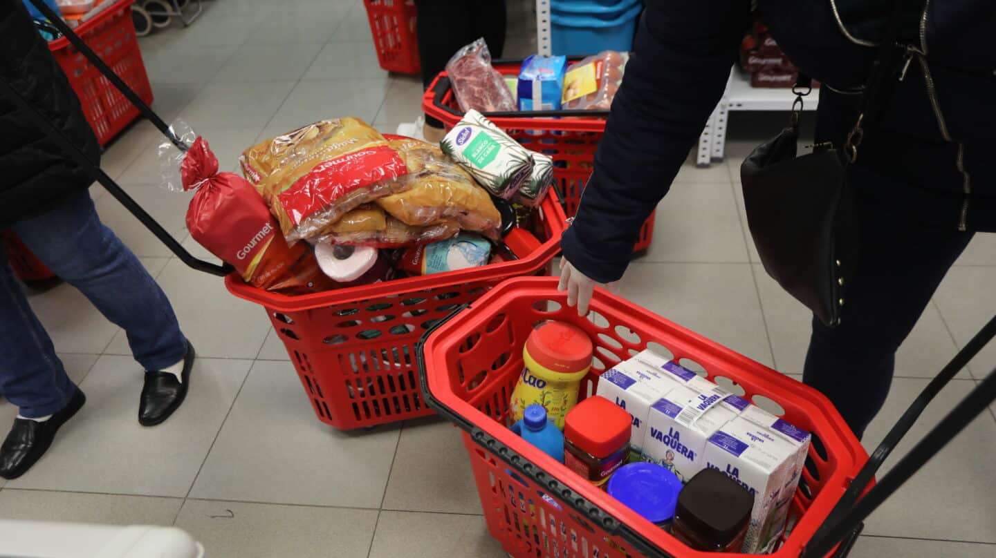 Cestas de la compra en un supermercado en Madrid.