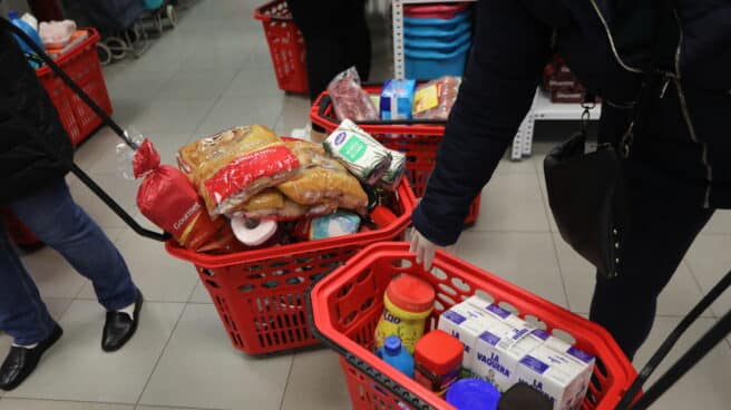 Cestas de la compra en un supermercado en Madrid.