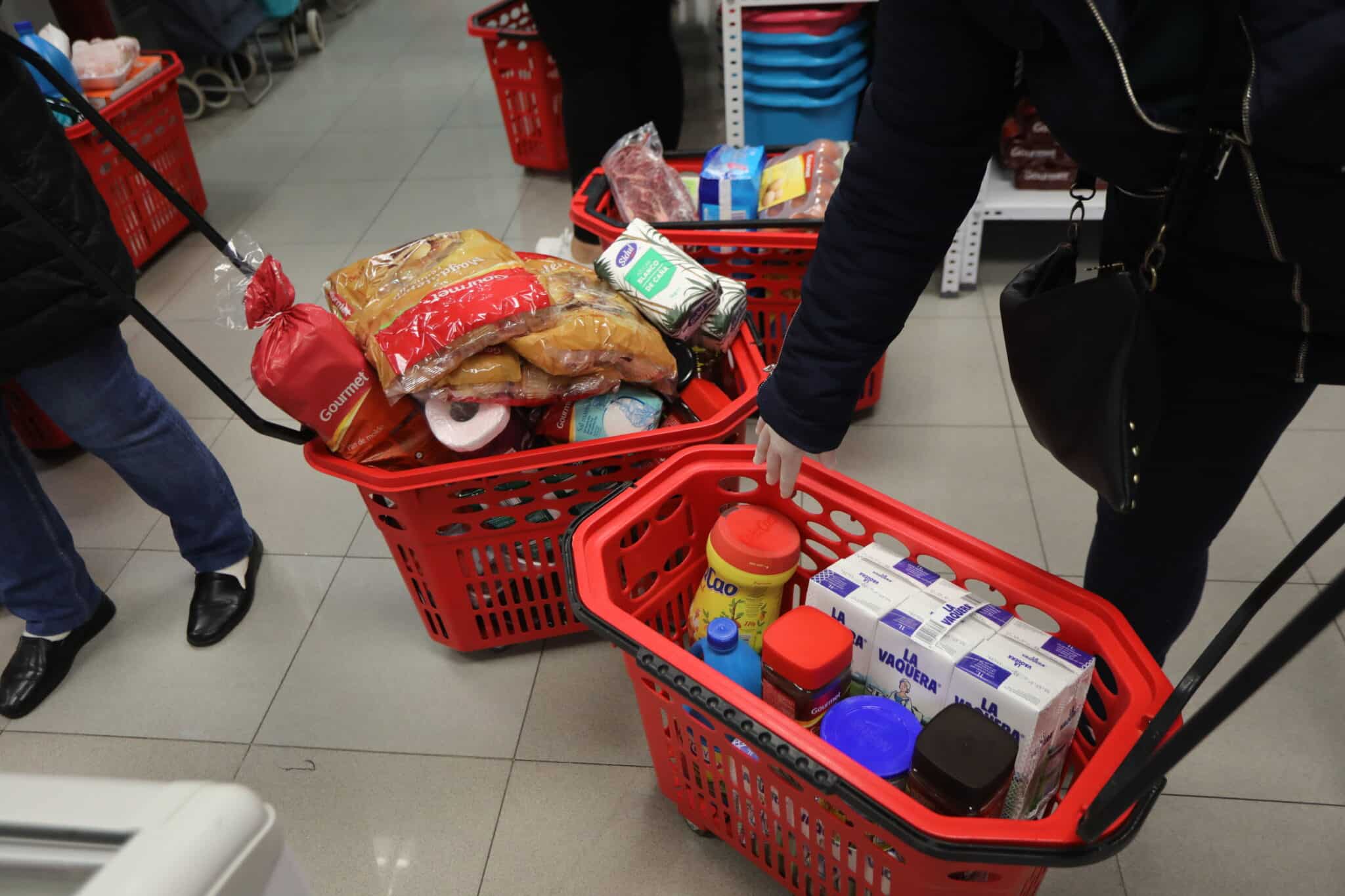 Cestas de la compra en un supermercado en Madrid.