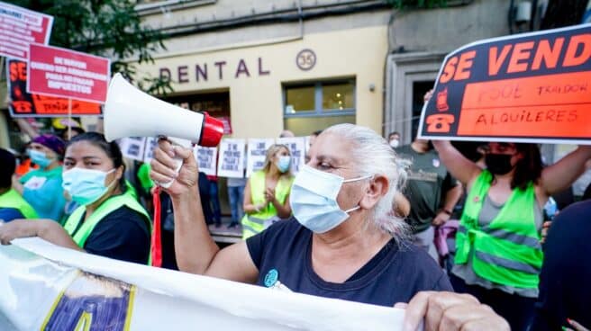 Concentración en Madrid para defender la regulación del precio del alquiler Un grupo de personas participa en una concentración para defender la regulación del precio del alquiler en junio de 2021 en Madrid.