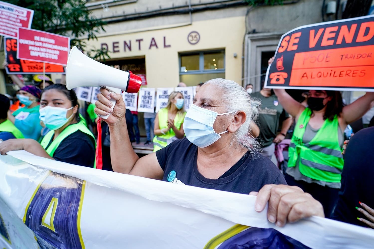 Un grupo de personas participa en una concentración para defender la regulación del precio del alquiler en junio de 2021 en Madrid.