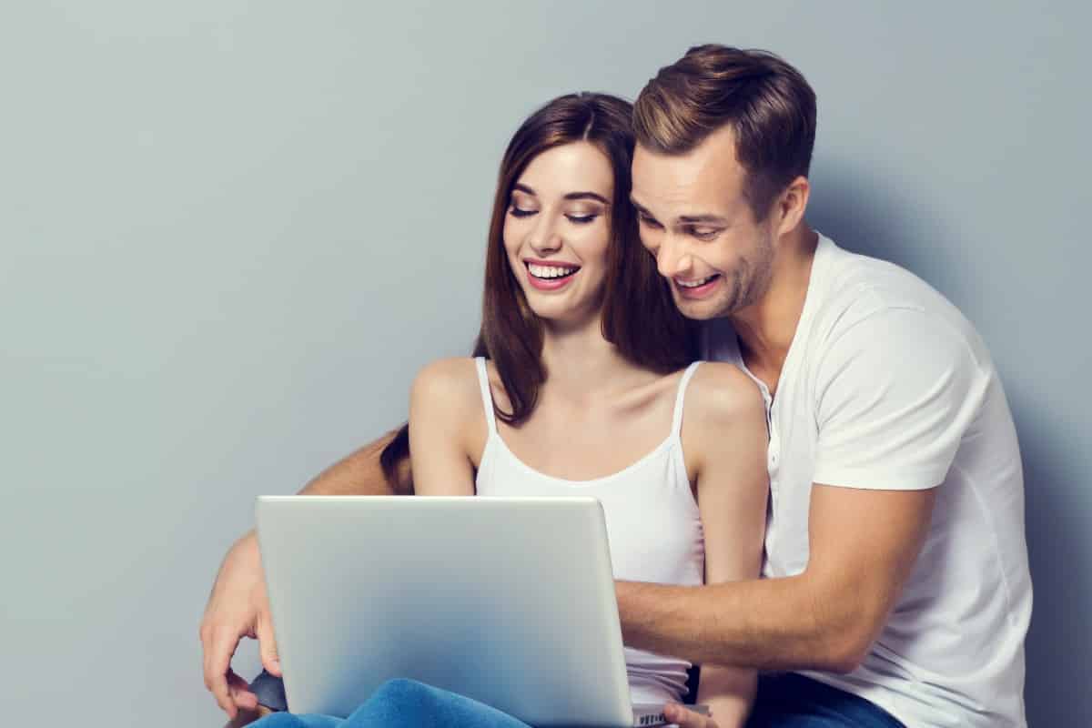 Hombre y mujer visualizando la pantalla de un ordenador