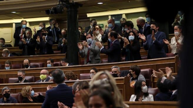 Diputados del PP y de Vox aplauden tras el primer recuento fallido de Meritxell Batet.