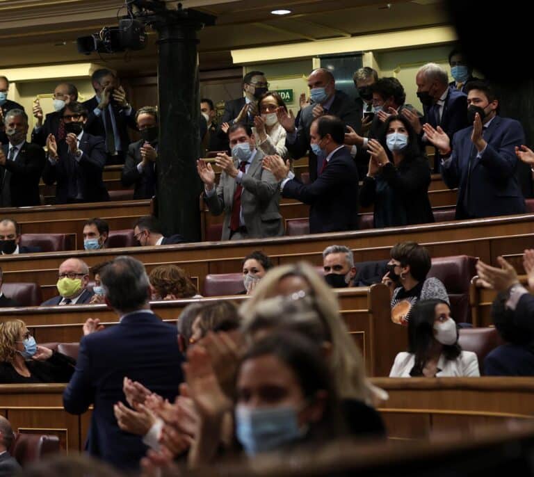 Recurrir la reforma laboral sería más efectivo para el PP que el amparo por fallo técnico