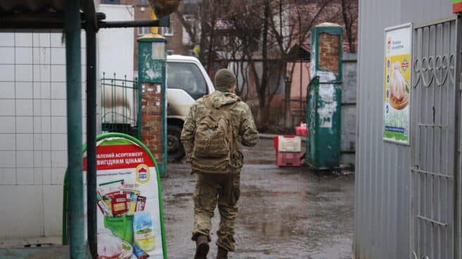 Un soldado ucraniano en un mercado local en Donetsk