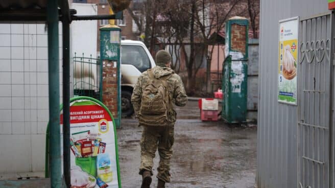 Un soldado ucraniano cerca de la línea de frente en Donetsk Un soldado ucraniano en un mercado local en Donetsk
