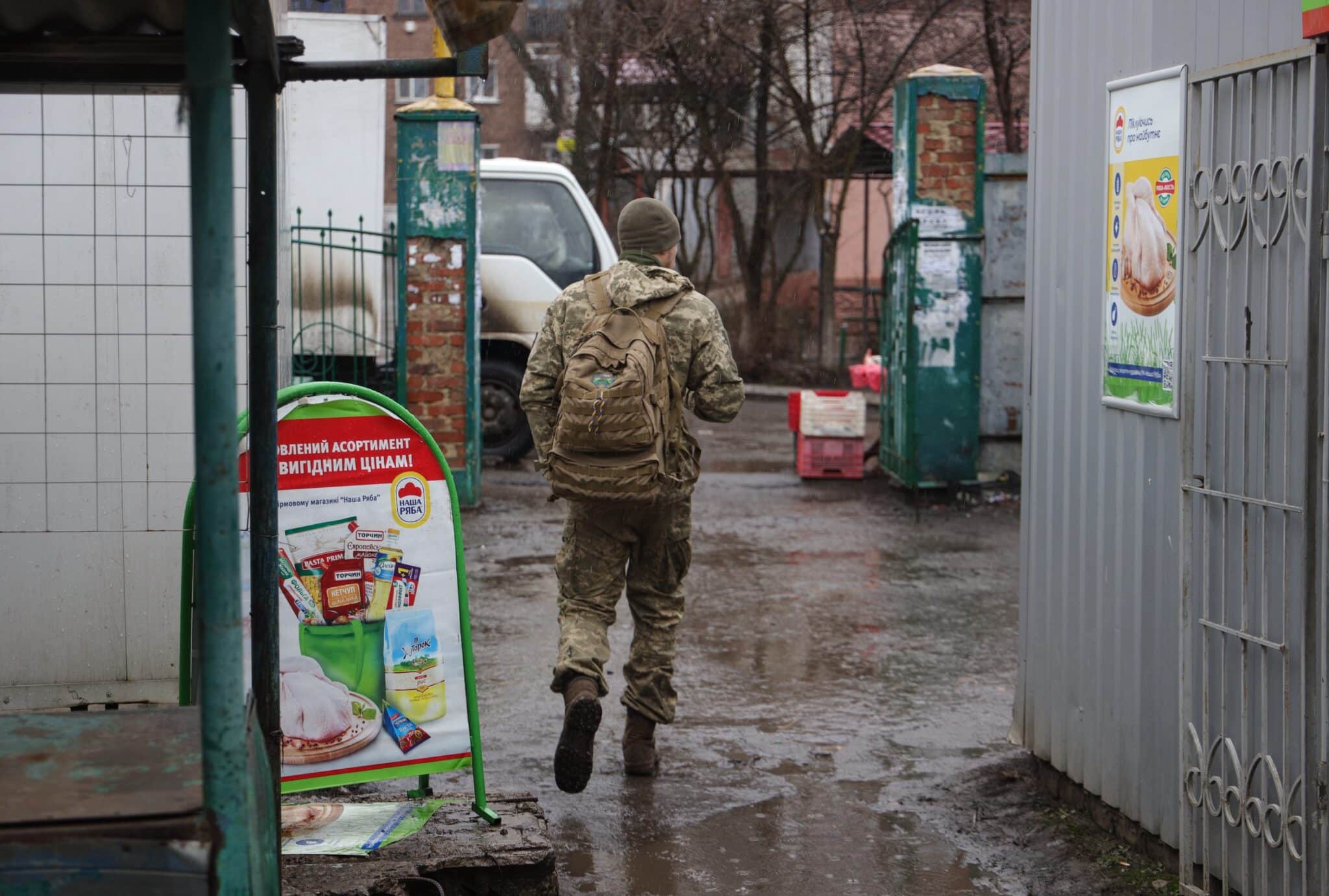Un soldado ucraniano en un mercado local en Donetsk