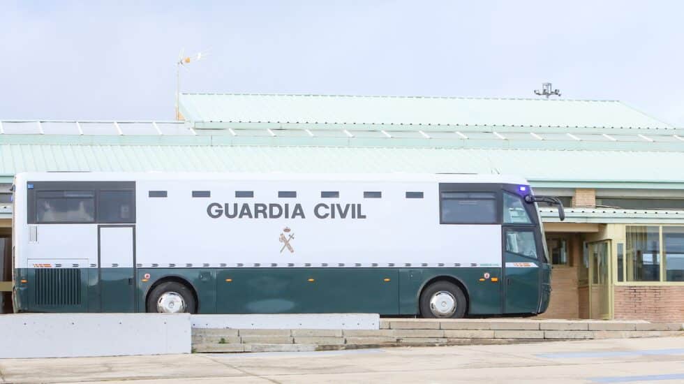 Un autobús de la Guardia Civil para el traslado de presos, en Soto del Real (Madrid).