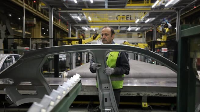 Un trabajador en la factoría de Opel en Figueruelas.. Un trabajador en la factoría de Opel en Figueruelas..