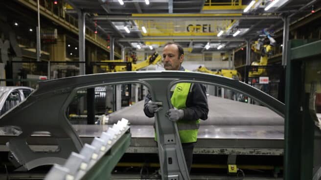 Un trabajador en la factoría de Opel en Figueruelas..