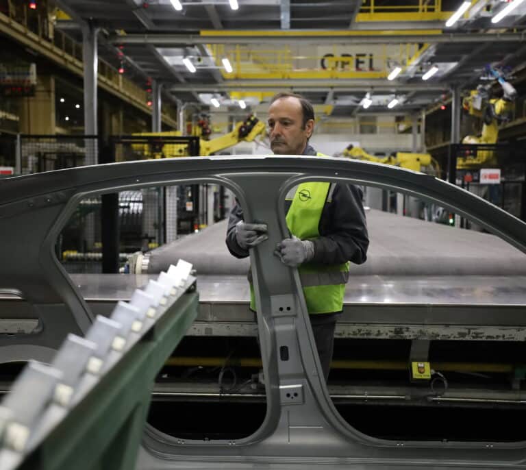 La falta de vehículos en las flotas de alquiler amenaza con disparar los precios