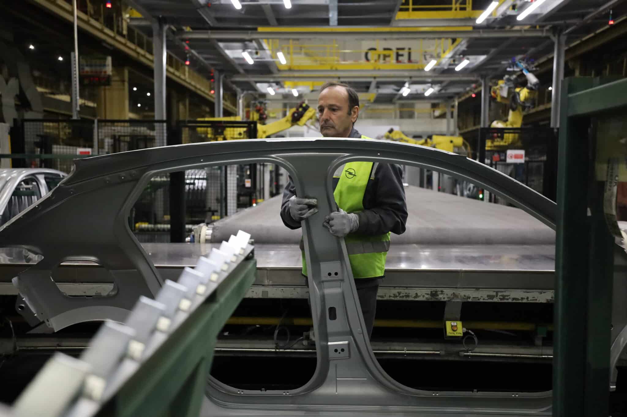 Un trabajador en la factoría de Opel en Figueruelas..