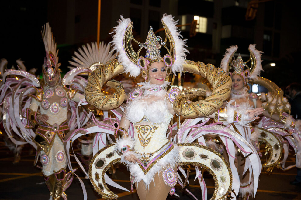 Una bailarina desfila en la cabalgata anunciadora del Carnaval de Santa Cruz de Tenerife