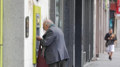 El cierre de 1.100 cajeros obliga a la banca a buscar vías para acercar el efectivo a 500.000 españoles