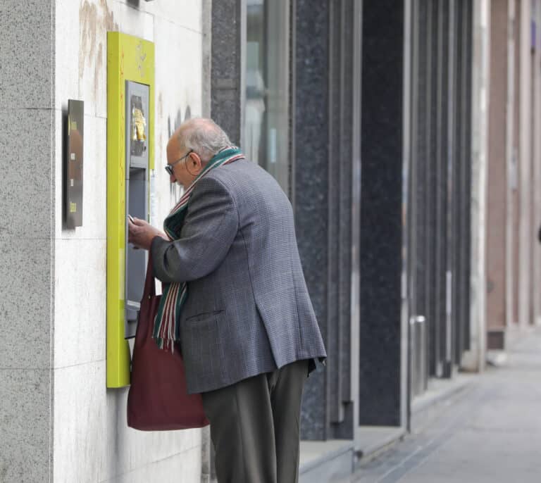 El cierre de 1.100 cajeros obliga a la banca a buscar vías para acercar el efectivo a 500.000 españoles