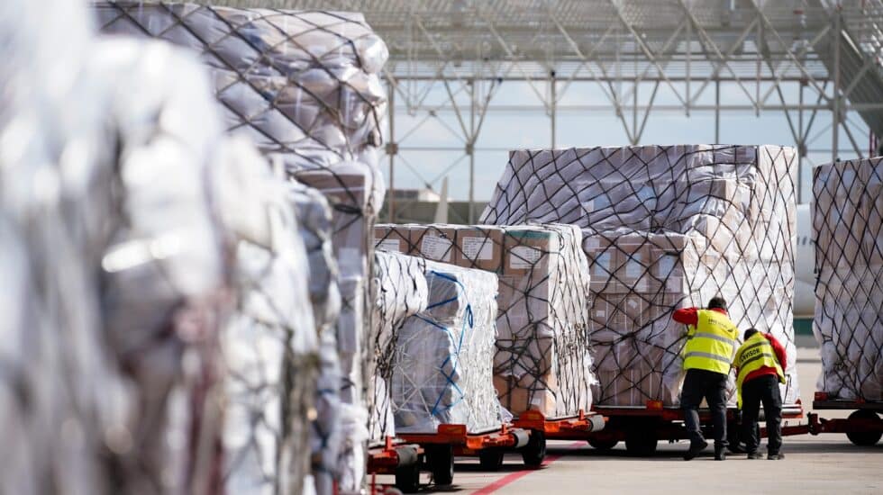Operarios descargan en el aeropuerto de Madrid material sanitario comprado por España al inicio de la pandemia de coronavirus.
