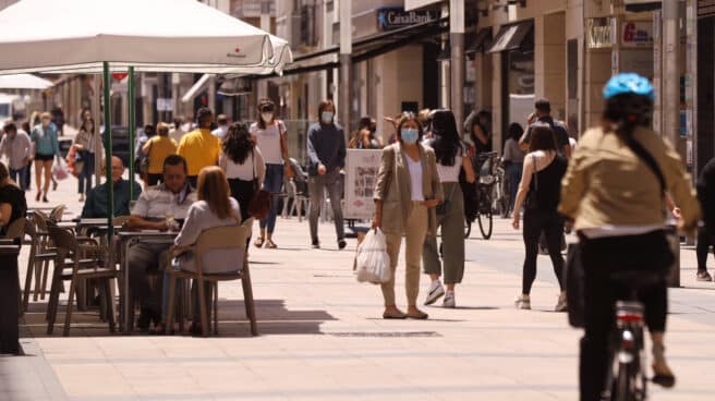 Mascarilla obligatoria en Euskadi a partir de hoy Personas paseando con mascarillas y sentadas en terrazas en una céntrica calle de Vitoria