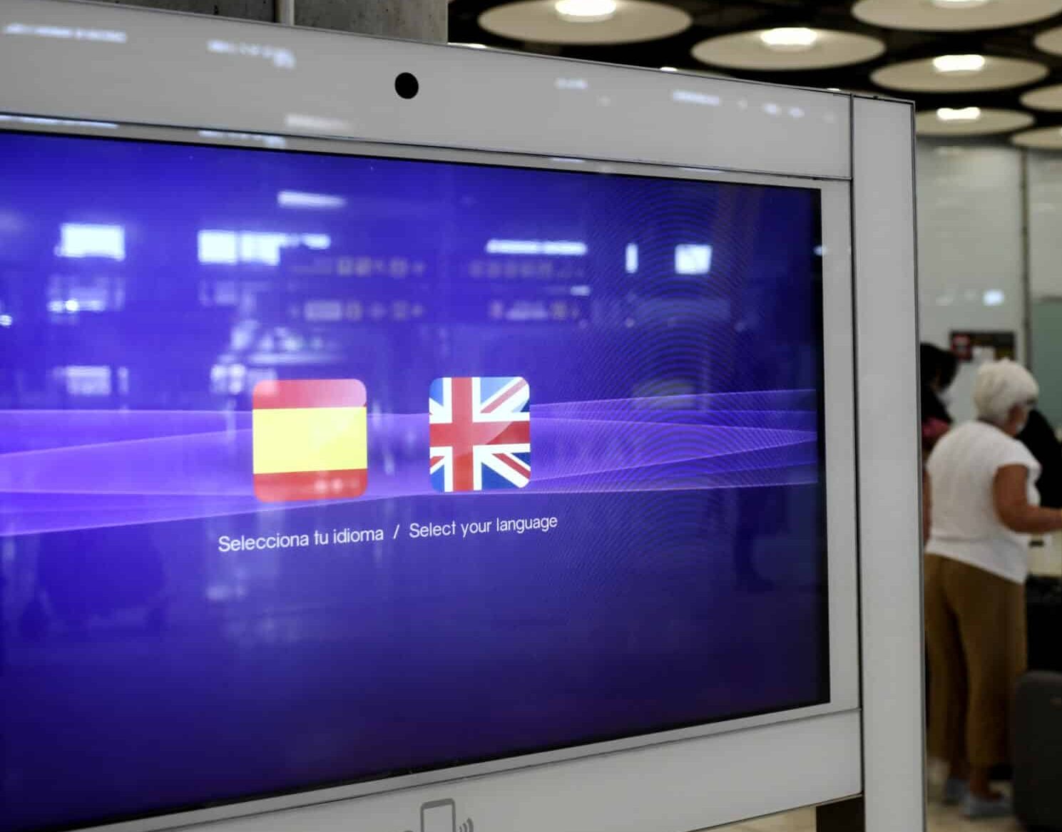 Dos pasajeras con maletas en la terminal T1 del Aeropuerto de Madrid-Barajas