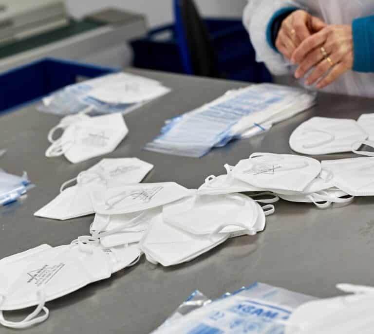 Valencia, Cataluña y Murcia implantan el uso obligatorio de la mascarilla en los centros sanitarios por el repunte de enfermedades respiratorias
