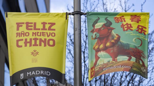 Carteles promocionales del Año Nuevo chino en el distrito de Usera, en Madrid (España)