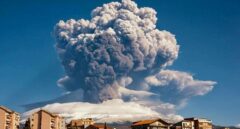 El volcán Etna sufre una nueva erupción de su cráter sureste con una lluvia de cenizas