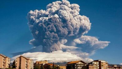 El volcán Etna sufre una nueva erupción de su cráter sureste con una lluvia de cenizas