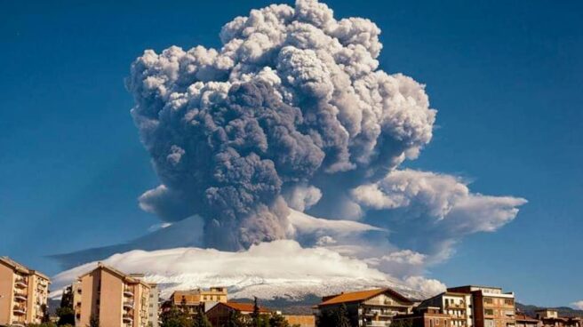 El volcán Etna erupciona en la isla de Sicilia a 16 de febrero de 2021